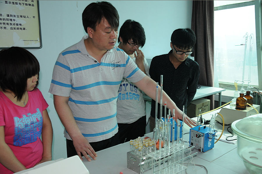 建筑工程系老师正在给学生讲解室内空气采样操作和使用